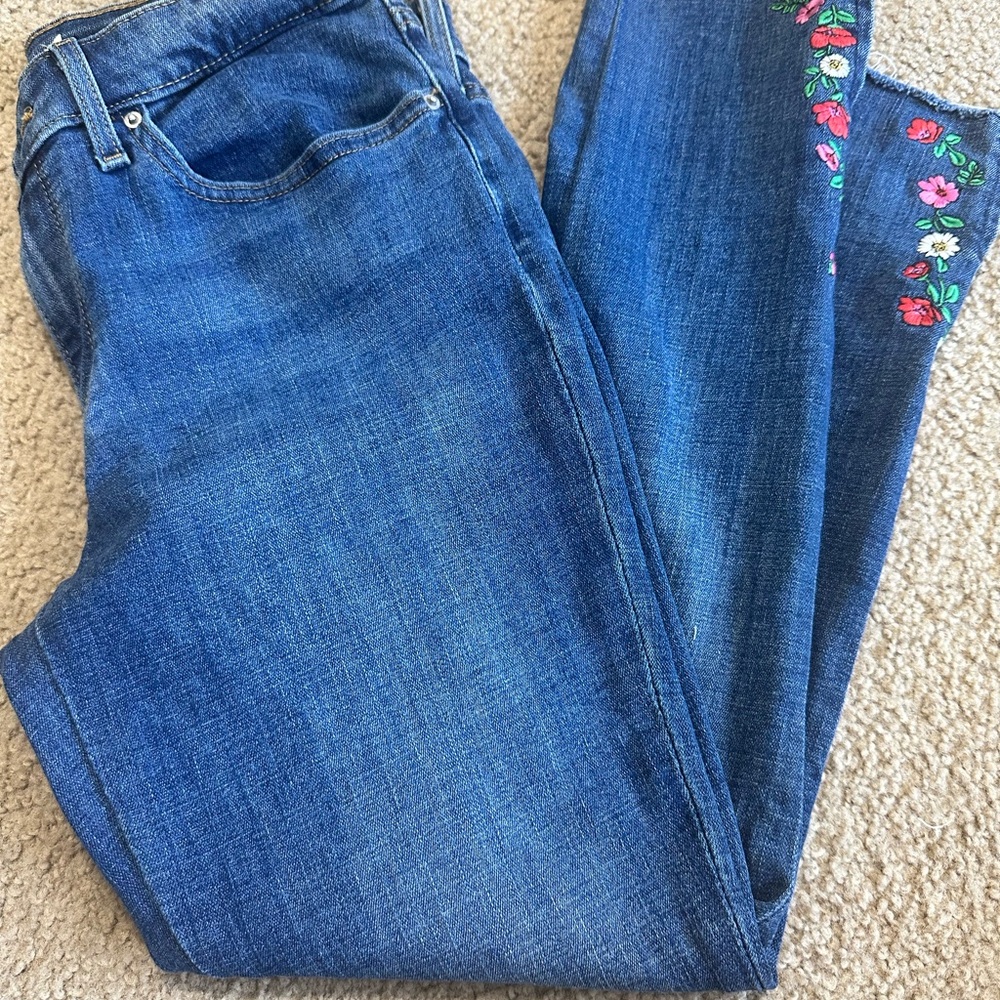 Levi's 711 Floral Embroidered Skinny Women's Jeans in a Medium Wash. size 30